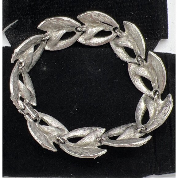 Vintage Monet Silver-Tone Textured Leaf Link Bracelet 7.5 Inches Elegant Design - Picture 3 of 5